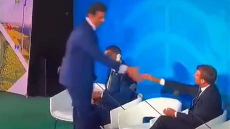 الرئيس الفرنسي يتجاهل