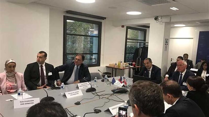 الاتصالات تستعرض