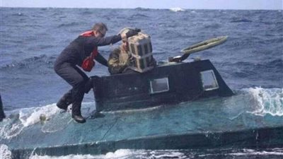 خفر السواحل الأمريكي يضبط غواصة داخلها 