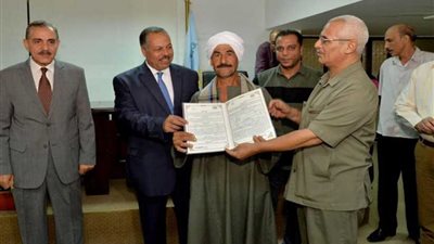 محافظ أسيوط يسلم 7 عقود تقنين لأراضي الدولة