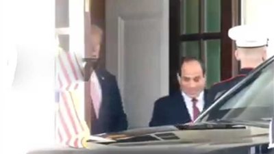 بالفيديو.. ترامب يصطحب الرئيس السيسي إلى سيارته ويتجاهل أمير قطر