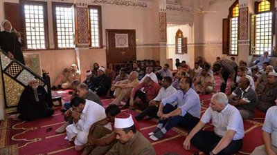 محافظ أسيوط يصلي الجمعة بمسجد العزبي بحي شرق