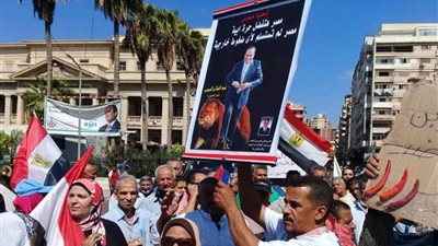 مؤيدو الرئيس السيسي يحتشدون بالقائد إبراهيم ويهتفون 