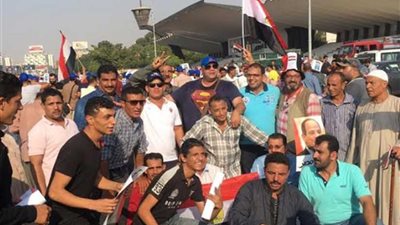 محمد عزمي من ميدان الشهيد هشام بركات: الحشود الجماهيرية تجدد اليوم العهد والثقة في رئيس مصر