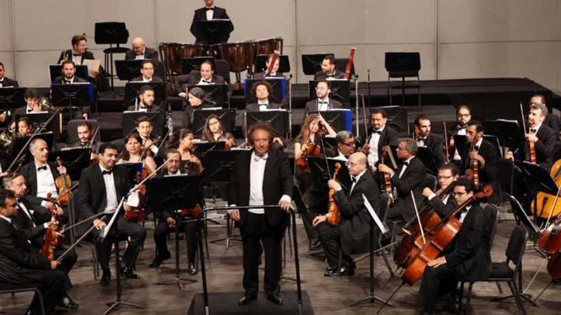 السيمفوني يعزف من