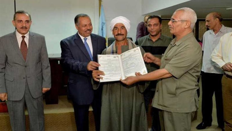 محافظ أسيوط يسلم