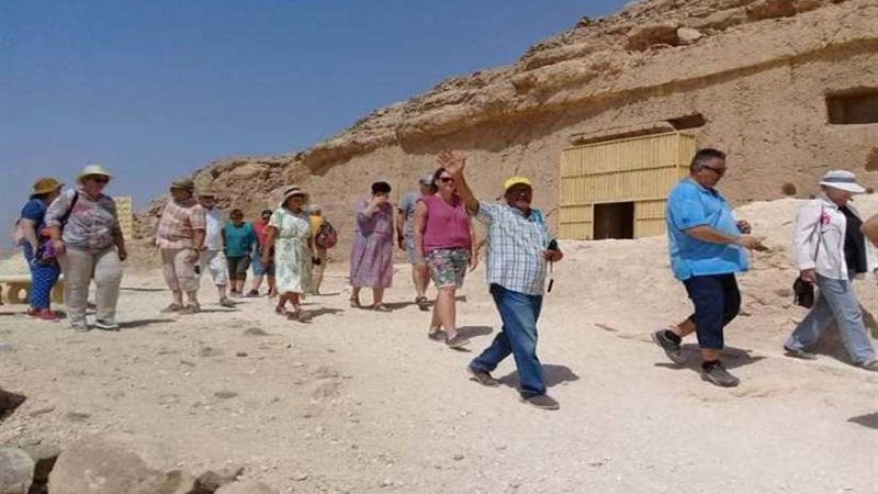 تدفق سياحي.. وفد