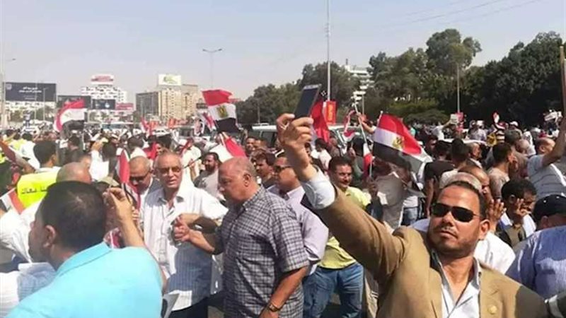 حشود المواطنين يتوافدون