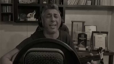 بالفيديو.. مطرب أردني يهدي لأم الدنيا أغنية 