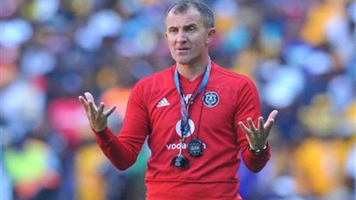 رغم أزمة الملعب.. ميتشو يصطحب 19 لاعبا إلى برج العرب