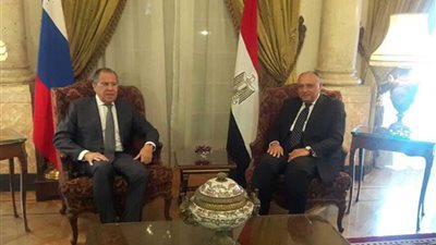 وزير الخارجية يبحث مع نظيره الروسي سبل تدعيم التعاون الثنائي والقضايا الإقليمية والدولية