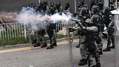 مناوشات بين الشرطة والمتظاهرين في هونج كونج قبيل الاحتفال بالعيد الوطني الصيني