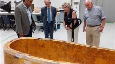 سفير اليونان الجديد يزور مركز ترميم المتحف المصري الكبير