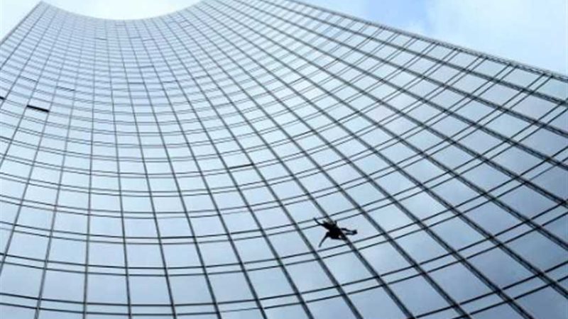 الرجل العنكبوت يتسلق