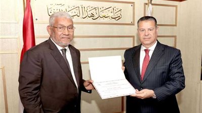محافظ بني سويف يكرّم مدير الضرائب العقارية