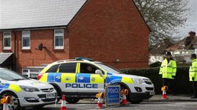 الشرطة البريطانية تعتقل شخصًا سكب على نفسه مادة مشتعلة قرب مقر البرلمان