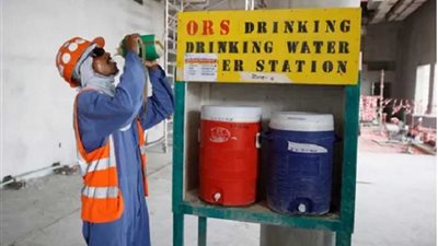 الجارديان: مئات العمال يموتون سنويا في قطر