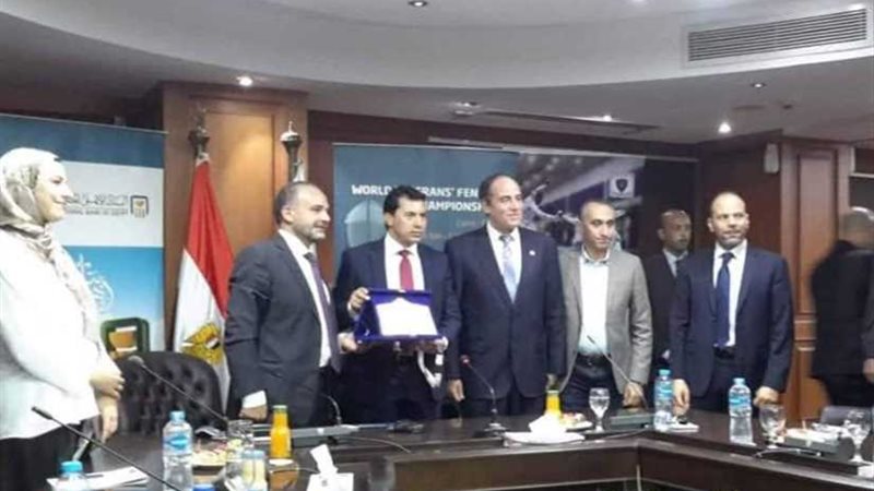 الحسيني يهدي وزير