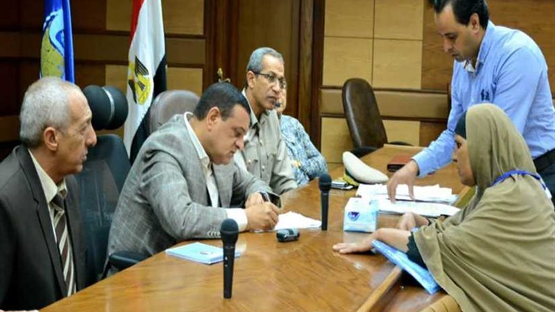 محافظ البحيرة يلتقي