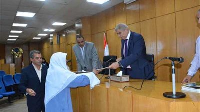 محافظ المنيا يوقع 90 عقدًا لتقنين أوضاع أراضي أملاك الدولة