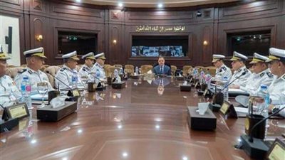 وزير الداخلية يجتمع بمساعديه بإدارة الأزمات بالوزارة