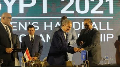 وزير الرياضة يشهد توقيع وثيقة استضافة مصر لمونديال العالم لكرة اليد ٢٠٢١