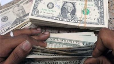 أزمة نقص الدولار بلبنان: محطات الوقود وشركات الصرافة تتجهان نحو الإضراب