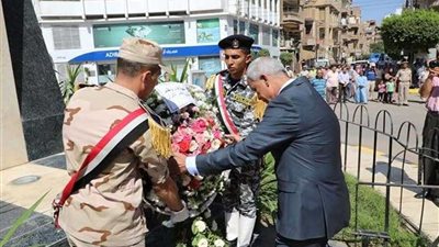 في ذكرى النصر.. أكاليل الزهور تزين النصب التذكاري بـ