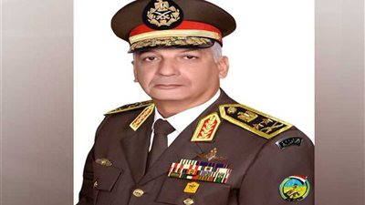 وزير الدفاع ينيب قادة الجيوش لوضع الزهور على قبر الجندي المجهول