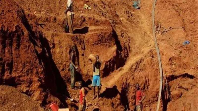 مقتل 16 شخصا في انهيارمنجم