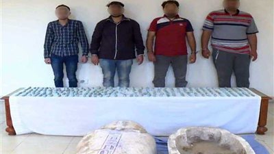 ضبط تشكيل عصابي وبحوزته 193 تمثالًا.. وتابوت حجري بمقبرة أثرية بالجيزة