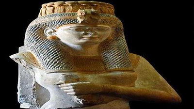 تمثال للملكة ميريت آمون في عرض خاص بمدخل المتحف المصري بالتحرير