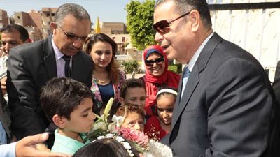 محافظ بني سويف يضع إكليل الزهور على النصب التذكاري لقبر الجندي المجهول