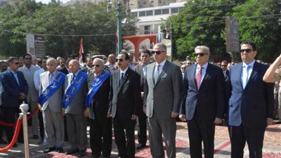 محافظ المنيا يضع إكليل زهور على النصب التذكاري احتفالا بانتصارات أكتوبر (صور)