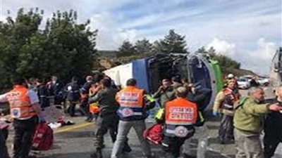 إصابة أكثر من 10 في انقلاب حافلة ذات طابقين ببريطانيا