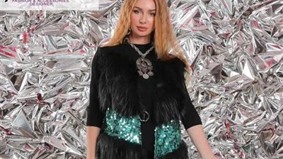 الفرو الطبيعي والشمواه والقطيفة موضة متجددة في شتاء وخريف هذا العام