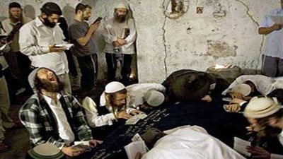 مئات المستوطنين يقتحمون قبر يوسف في نابلس