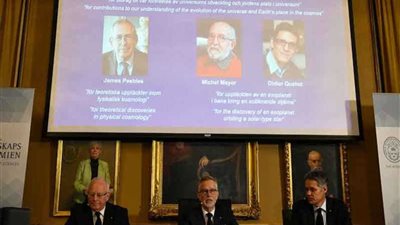 فوز أمريكي وسويسريين بجائزة نوبل للفيزياء لعام 2019