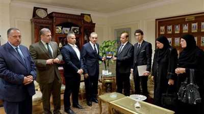 محافظ أسيوط يستقبل أسرة الشهيد الراحل اللواء 