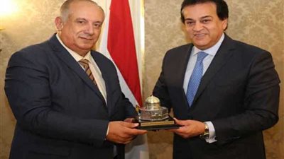 وزير التعليم العالى يلتقي نظيره الفلسطيني لبحث سبل التعاون بين البلدين