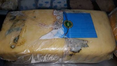 ضبط نصف طن دواجن مجهولة المصدر وأجبان غير صالحة بشرق الإسكندرية