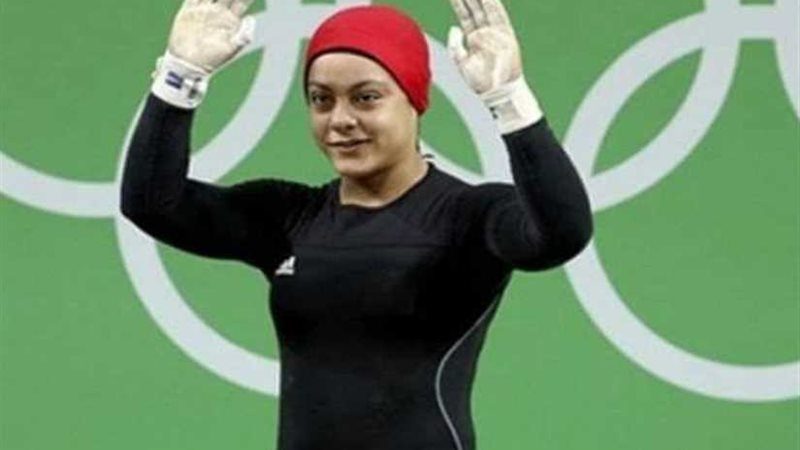 بطلة رفع الأثقال