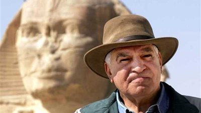 زاهي حواس يكشف أسرار معبد الأقصر لوفد أمريكي