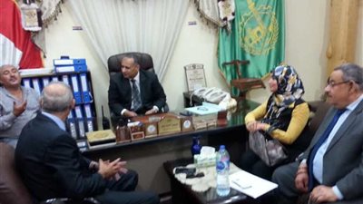 مدير المتابعة الميدانية بمجلس الوزراء يفحص شكوى بمواقف بشبين القناطر