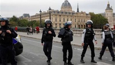 السلطات الفرنسية تصادر أسلحة شرطيين بسبب مخاوف من تطرفهما