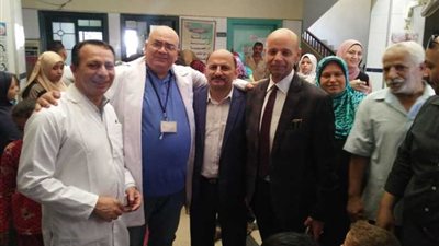 وكيل وزارة الصحة بالشرقية يتفقد القافلة الطبية العلاجية بشبرا السلام بمنيا القمح