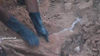 بالفيديو.. مقبرة جماعية لأعضاء تنظيم داعش الإرهابي ببنغازي الليبية