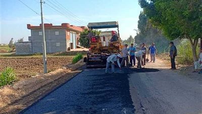 اللواء هشام آمنة يتابع أعمال الرصف الجارية بشوارع البحيرة