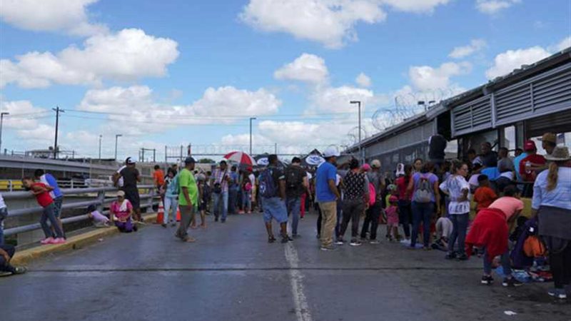 مهاجرون يغلقون معبراً