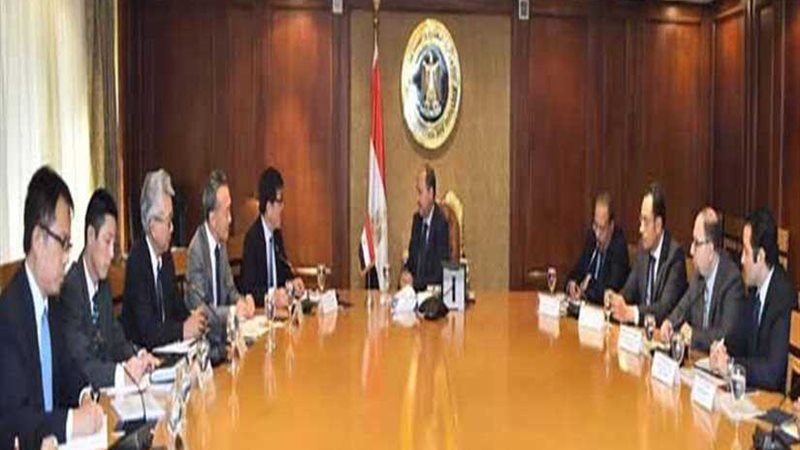 وزير الصناعة يبحث